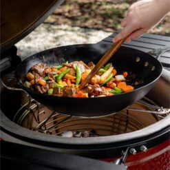 Kamado Joe Karbon Steel Non-Stick Pre-Seasoned Wok -BBQ Haven Shop KJ15124922 04 FoodShot