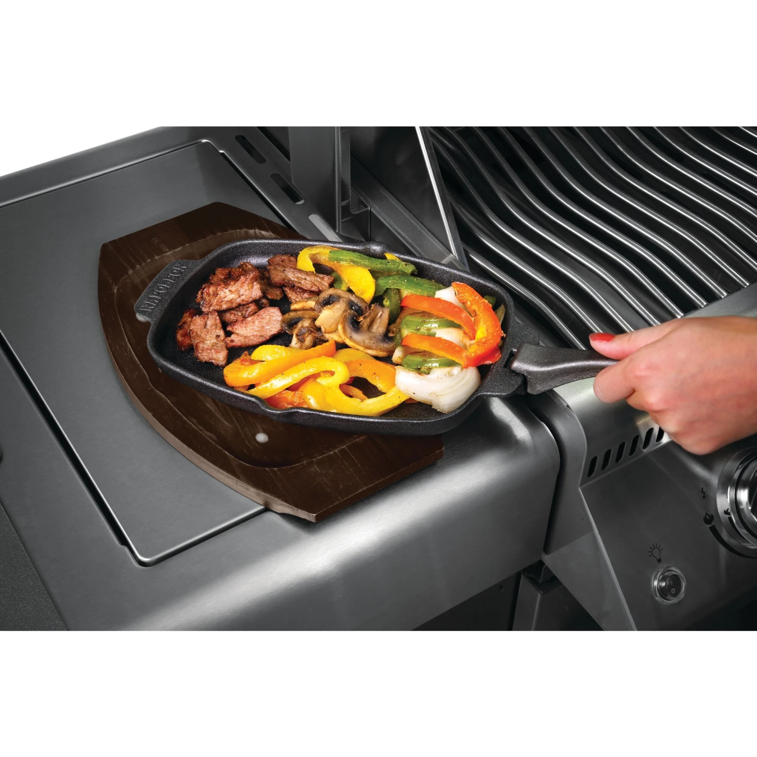 Napoleon PRO Series Cast Iron Sizzle Platter With Wooden Server Set 2 Napoleon PRO Series Cast Iron Sizzle Platter With Wooden Server Set - Image 2